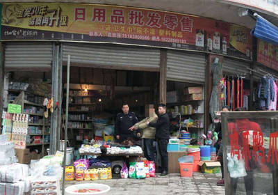 瀘州男子順手牽羊盜七千，錢包隨放陋習(xí)敲警鐘